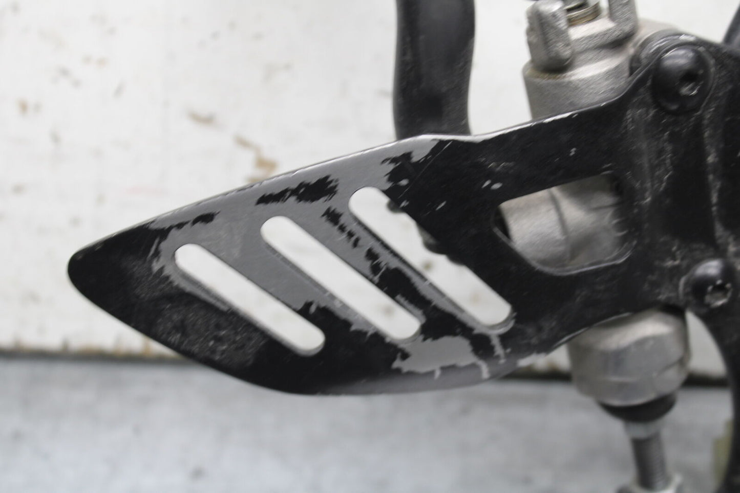 08-09 SUZUKI GSXR600 RIGHT REARSET REAR SET DRIVER FOOT PEG REST STOP BB728