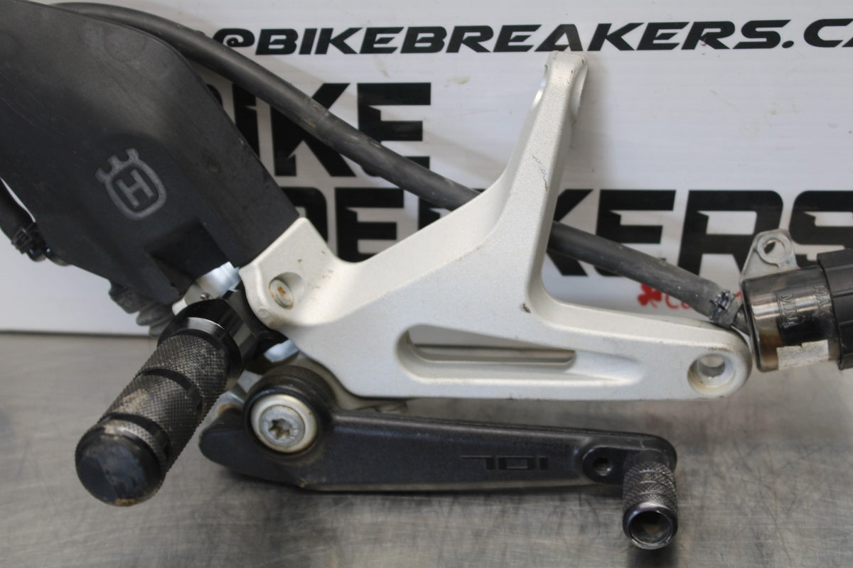 18-22 HUSQVARNA VITPILEN 701 RIGHT REARSET REAR SET DRIVER FOOT PEG REST BB198
