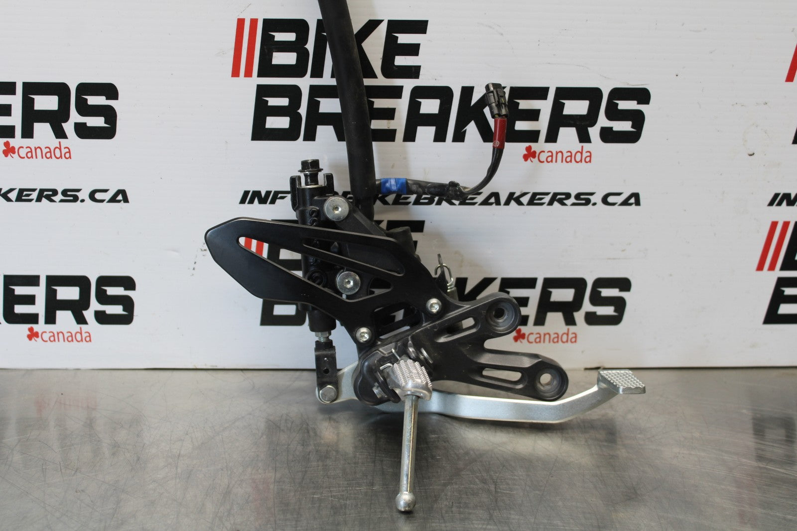 22-25 YAMAHA YZF R7 RIGHT REARSET REAR SET DRIVER FOOT PEG REST STOP BB176