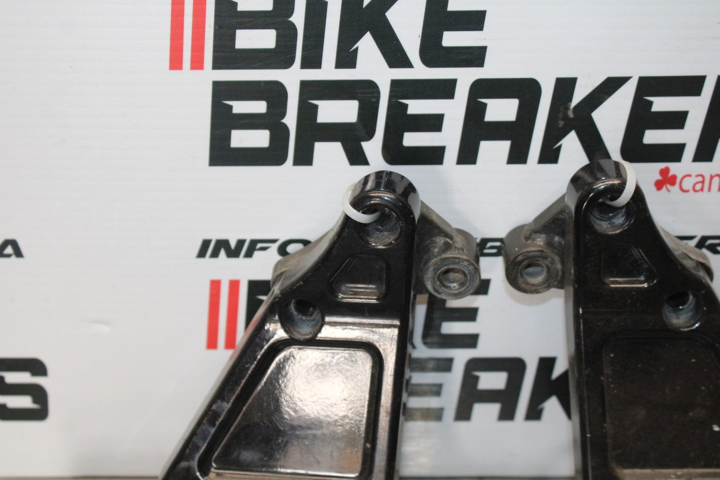 03-08 KAWASAKI VULCAN 1600 REAR PASSENGER FOOT STEP PEG SET PAIR BB196