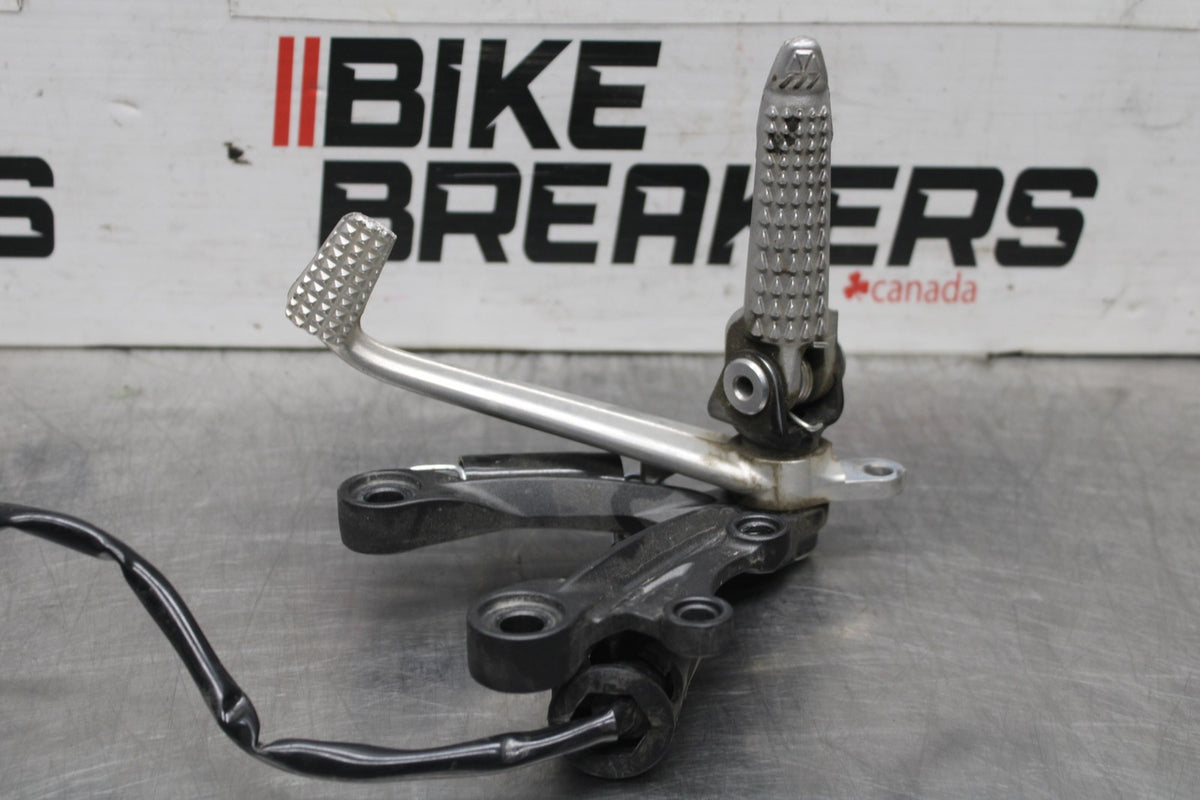24-25 KAWASAKI NINJA ZX6R RIGHT REARSET REAR SET DRIVER FOOT PEG REST STOP BB939