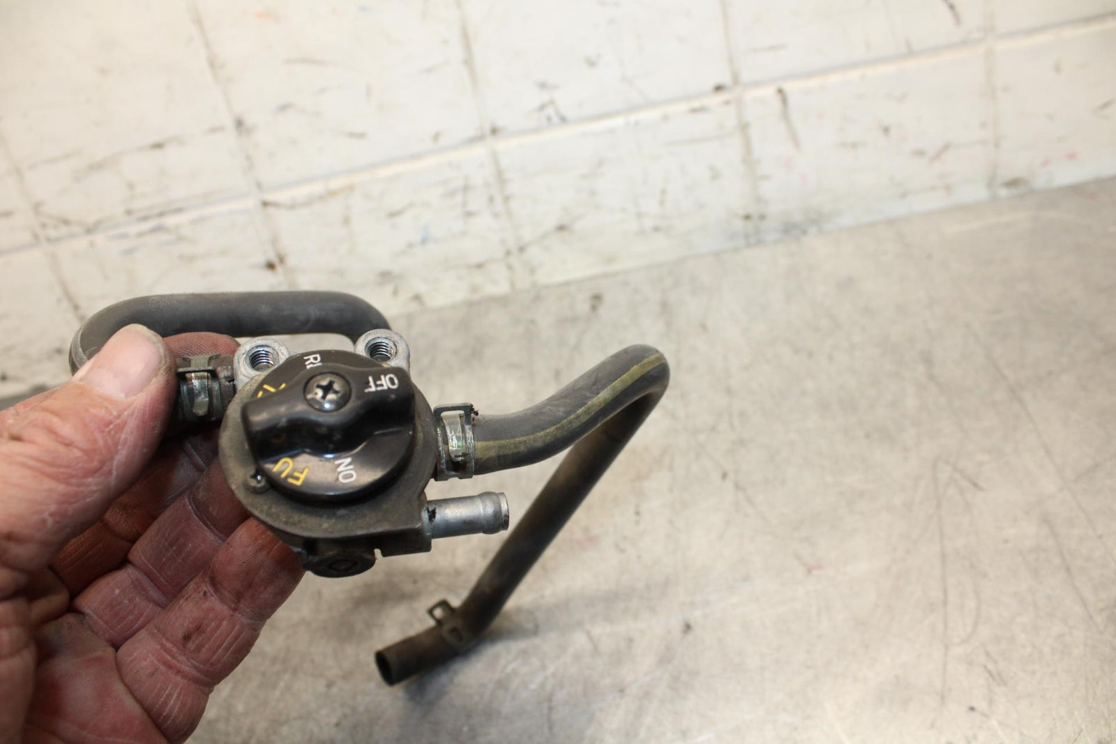 2001 Kawasaki Ninja ZX6 ZX600E FUEL GAS TANK PETCOCK SHUT ON OFF VALVE BB547