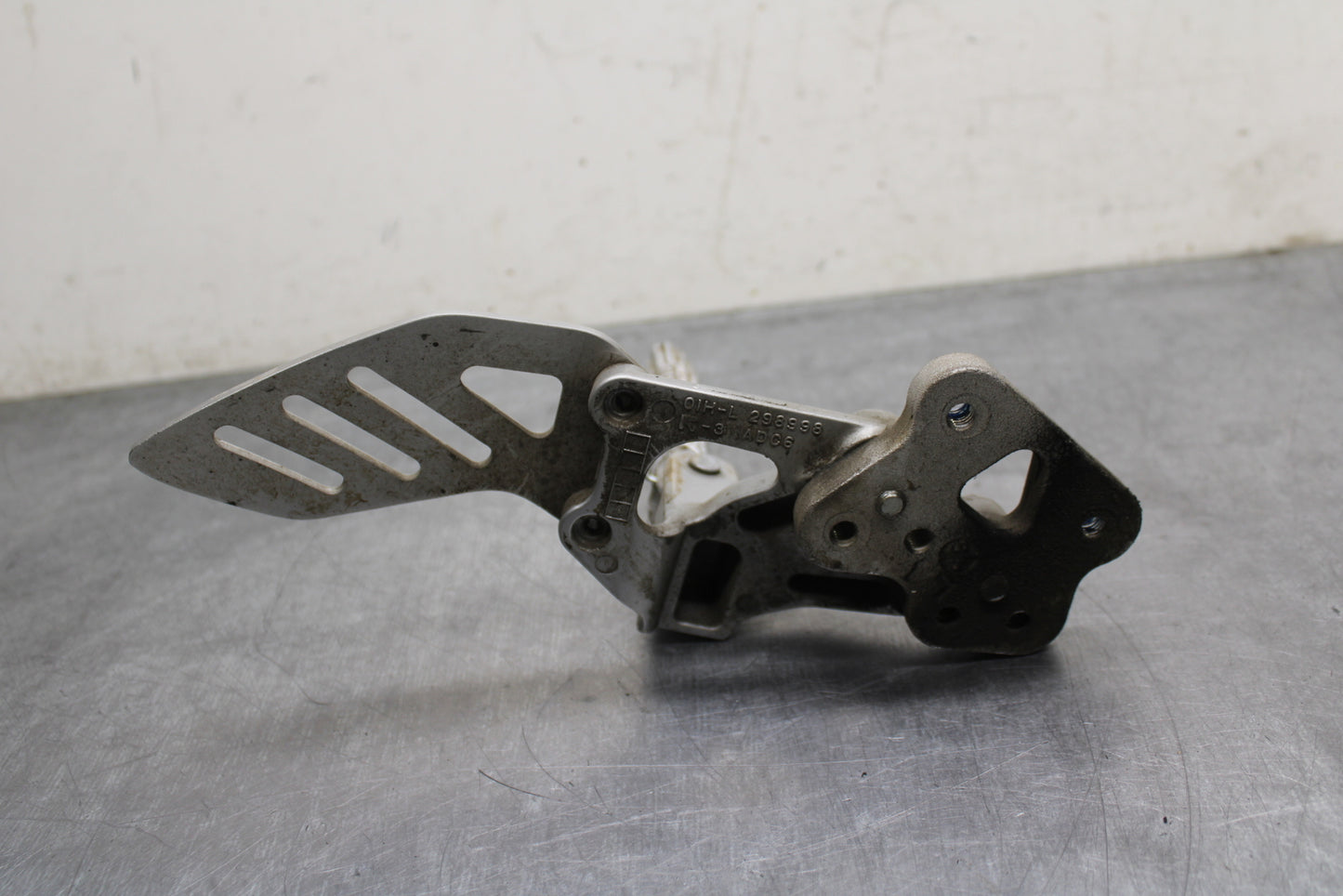 09 SUZUKI GSXR600 LEFT REARSET REAR SET DRIVER FOOT PEG REST STOP BB759