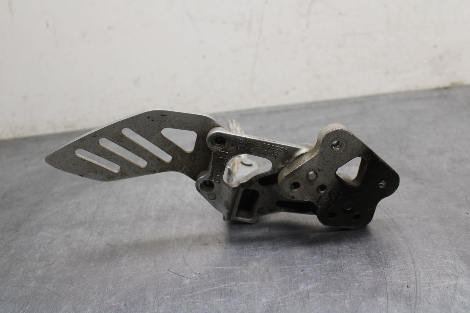 09 SUZUKI GSXR600 LEFT REARSET REAR SET DRIVER FOOT PEG REST STOP BB759
