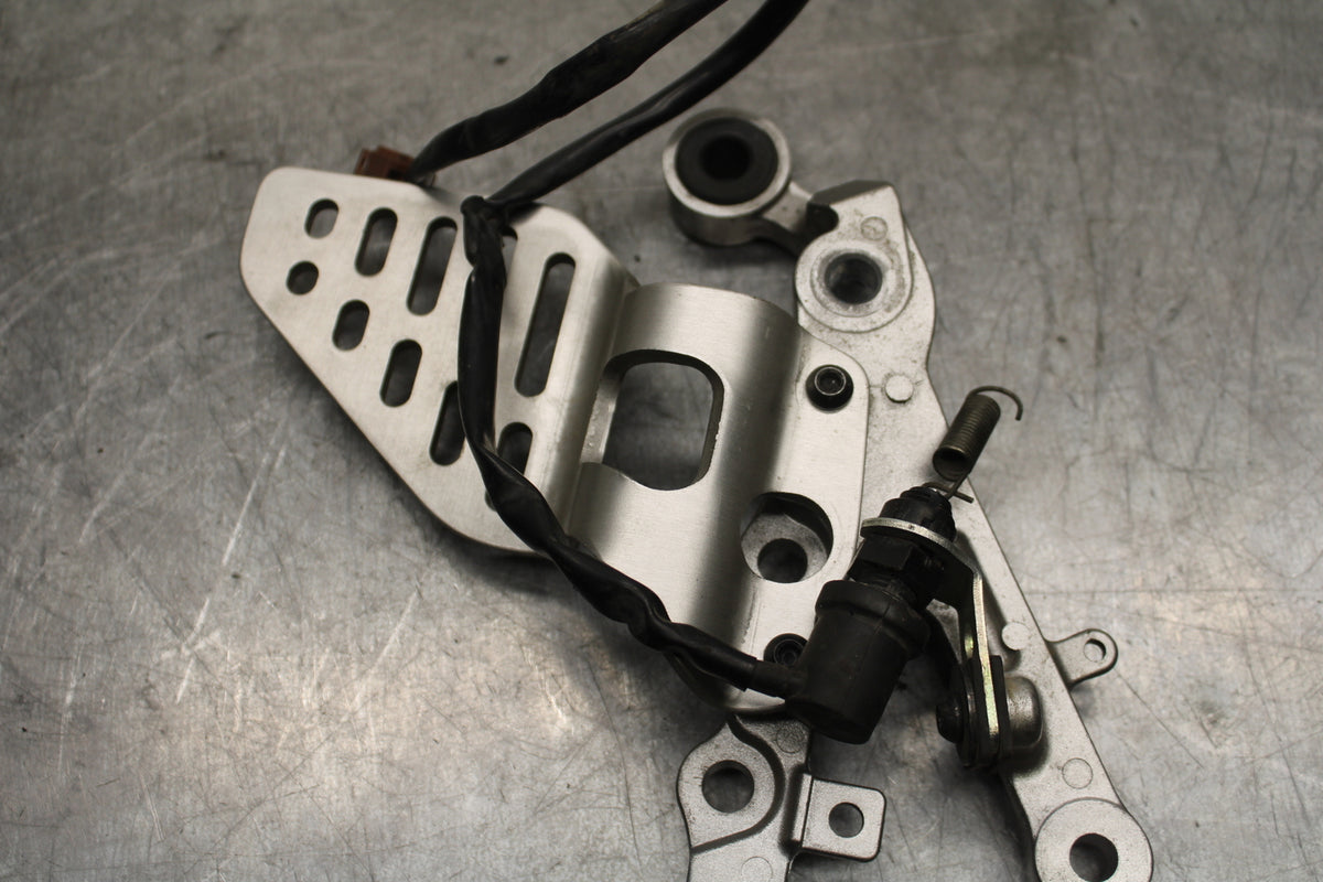 06 YAMAHA YZF R6 RIGHT LEFT REARSETS REAR SET DRIVER FOOT PEGS  BB716