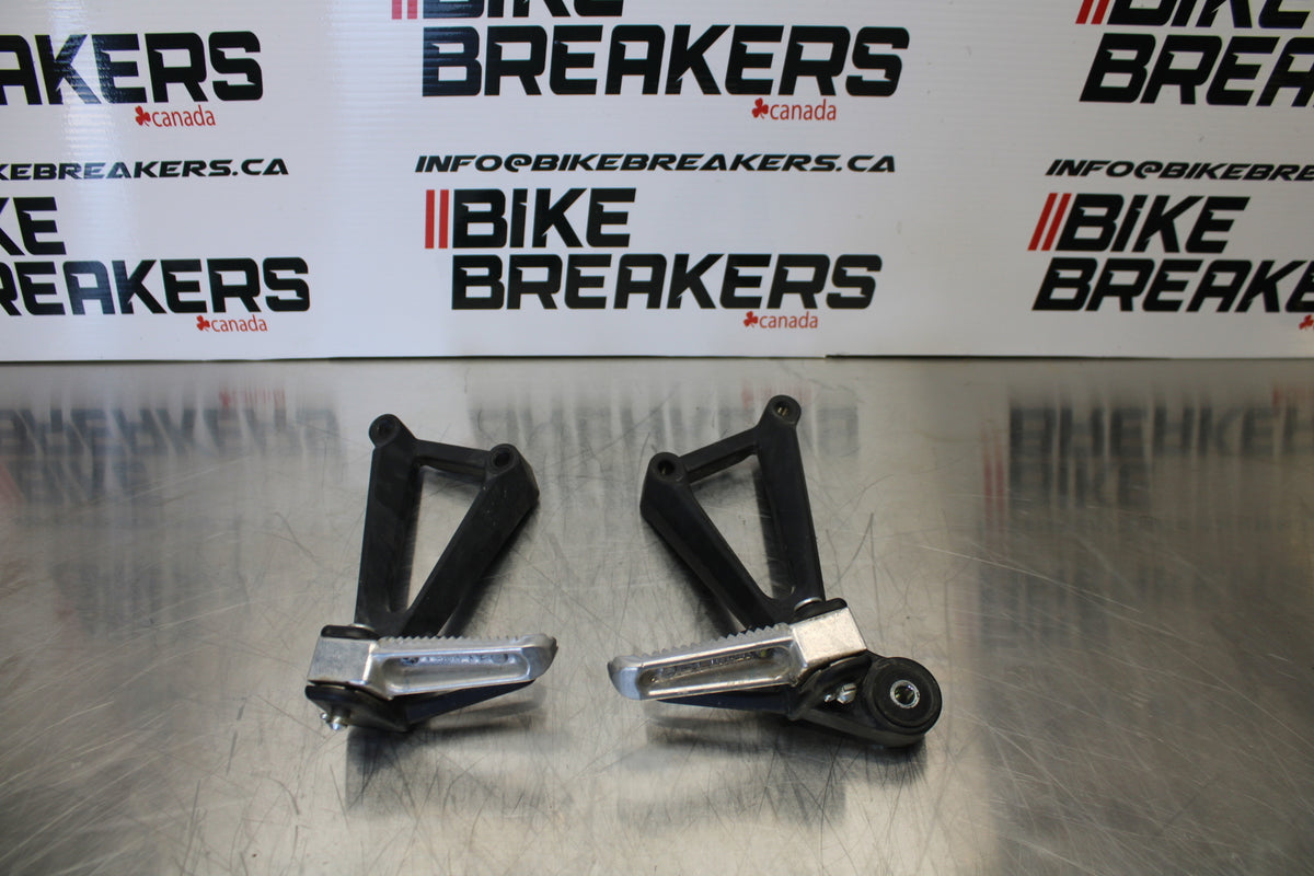 23 YAMAHA YZF R3 REAR BACK PASSENGER PEG SET PAIR BB147