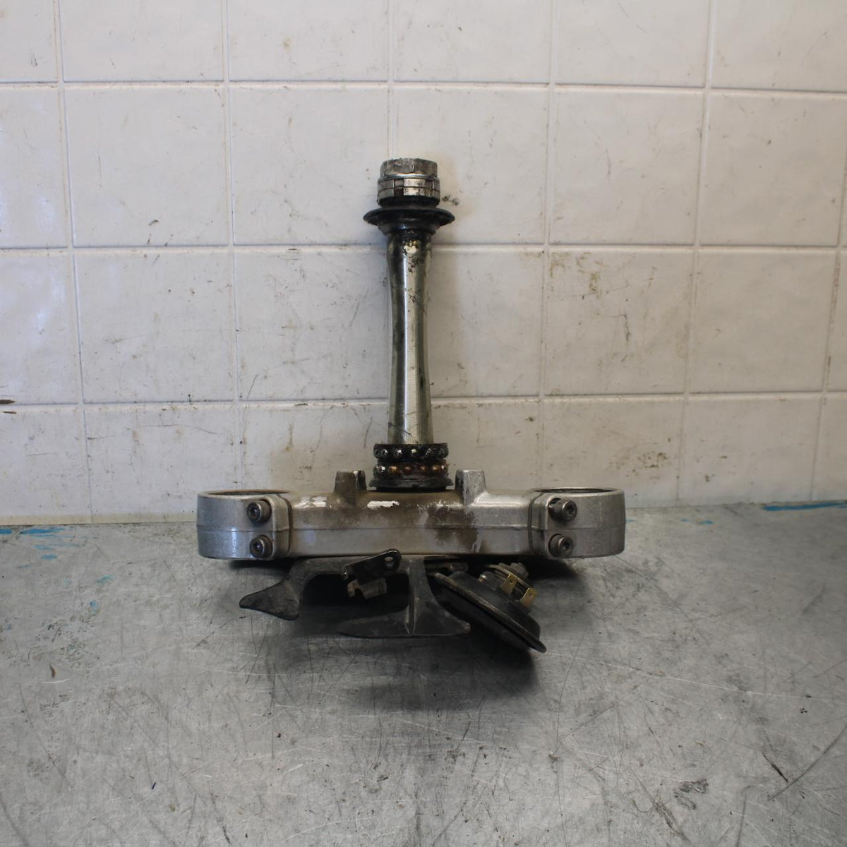 07-08 YAMAHA YZF R1 FRONT FORKS CLAMP LOWER TRIPLE TREE STEM BB425