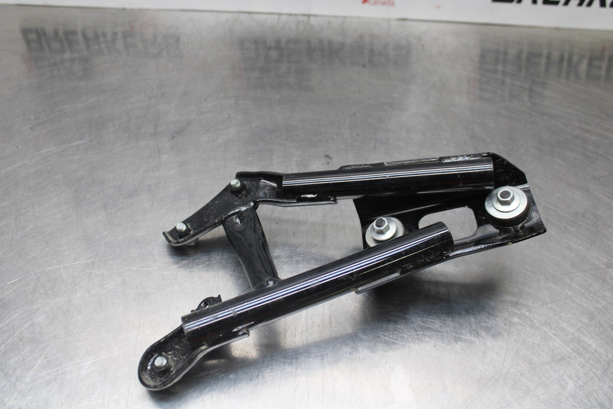 15 SUZUKI BOULEVARD C50 MUFFLER EXHAUST PIPE BRACKET MOUNT BB775