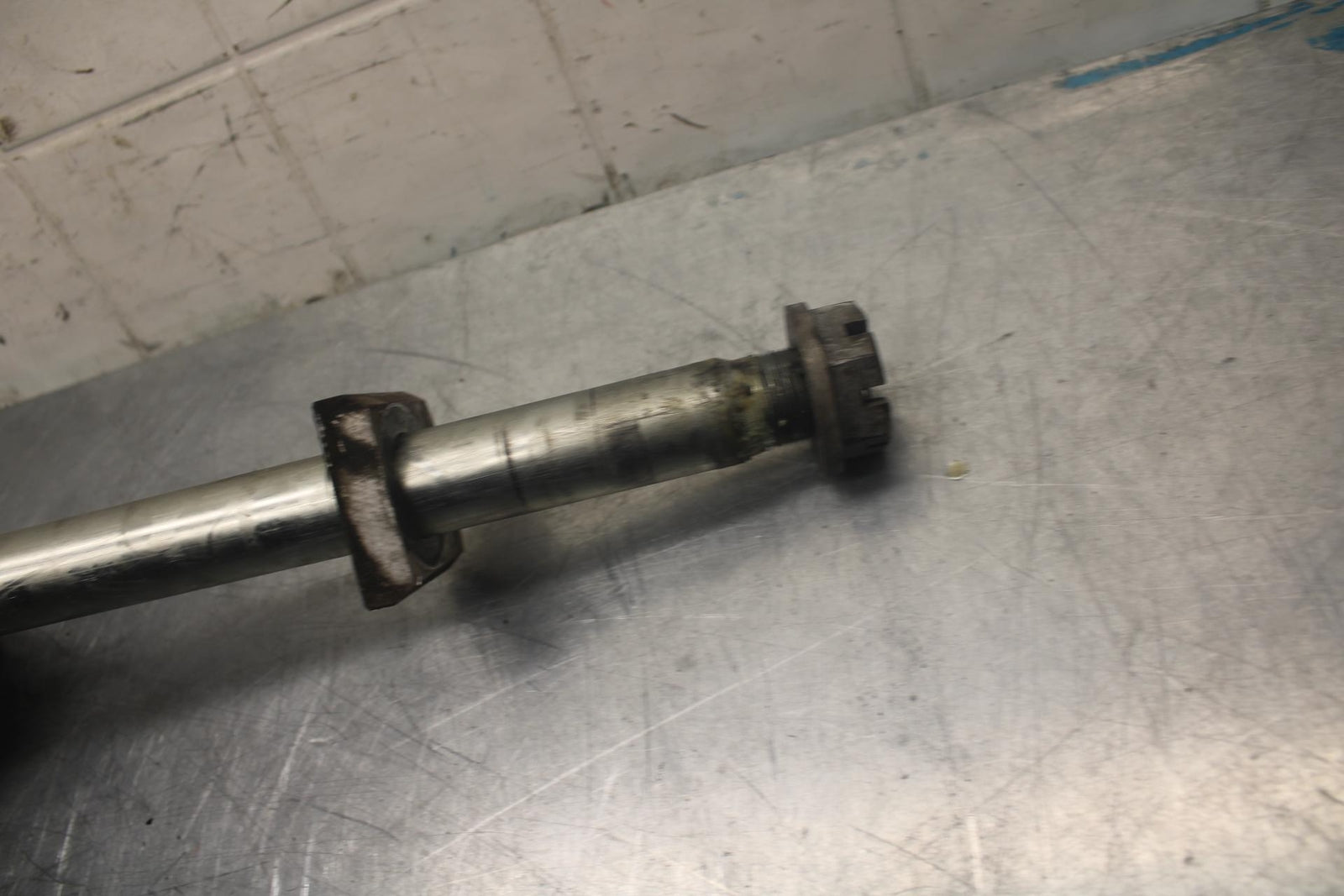 97-98 SUZUKI GSXR 600 SRAD REAR AXLE BACK WHEEL RIM PIVOT BOLT AXEL BB455