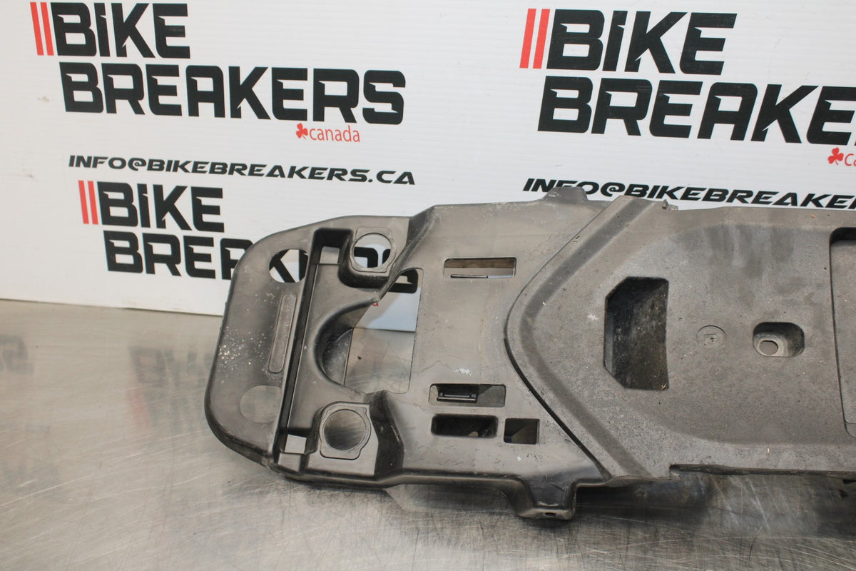 08-10 SUZUKI GSXR 600 REAR BACK TAIL UNDERTAIL BATTERY TRAY PLASTIC BB765