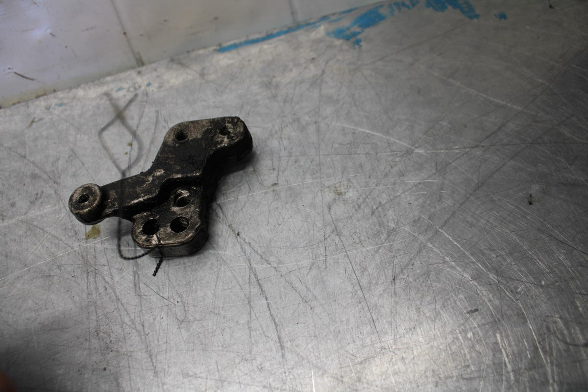 06-07 SUZUKI GSXR600 SHIFTER LINKAGE  BRACKET BB447