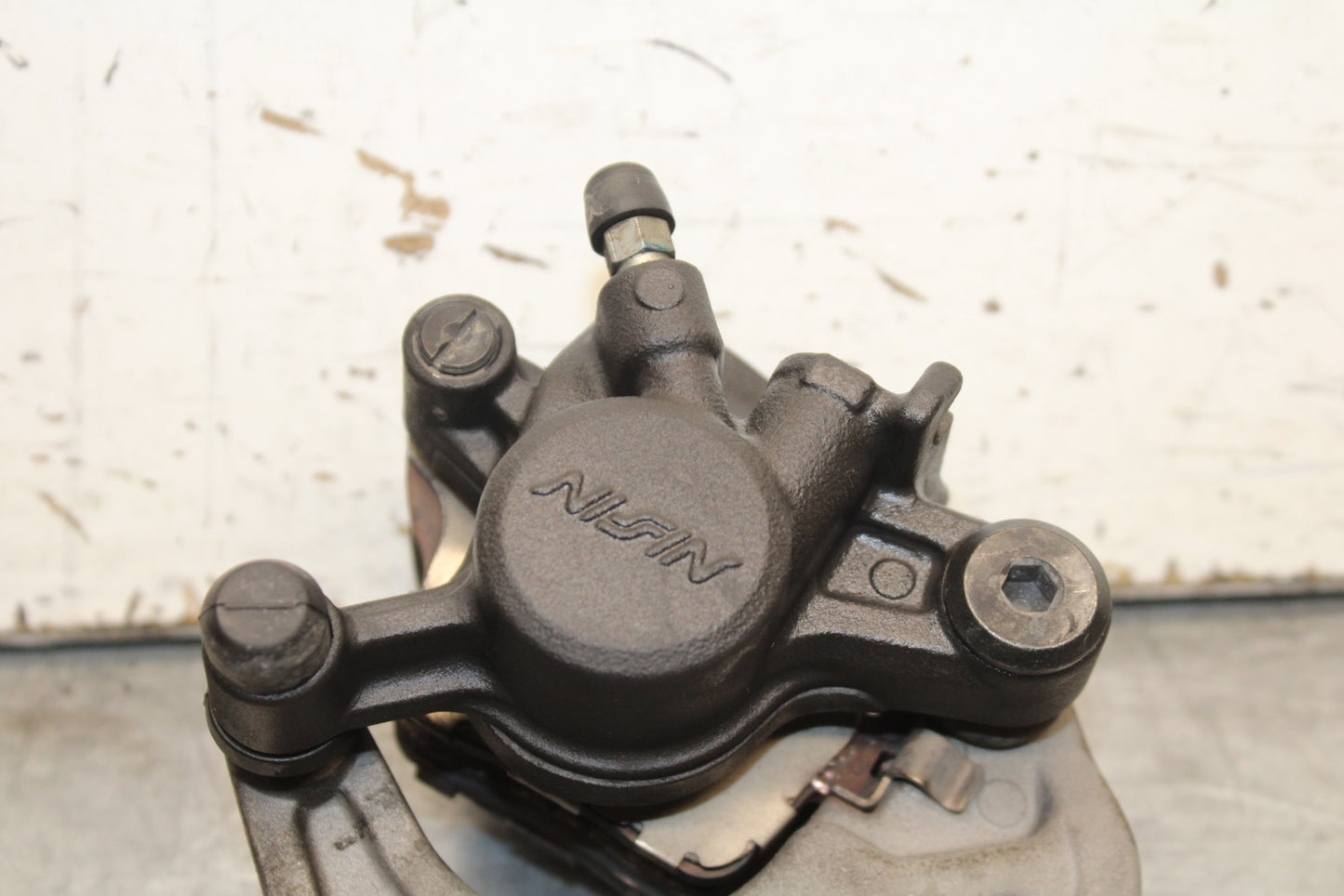 11-24 SUZUKI GSXR750 REAR BRAKE CALIPER W MOUNT BRACKET 69100-47H10-999  BB714