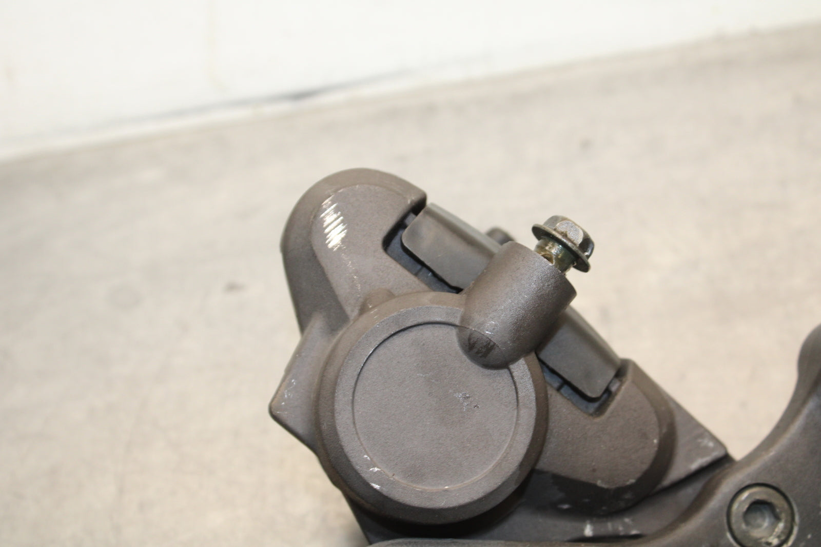 00 SUZUKI INTRUDER 1500 VL1500 REAR BACK BRAKE CALIPER W MOUNT BRACKET BB761