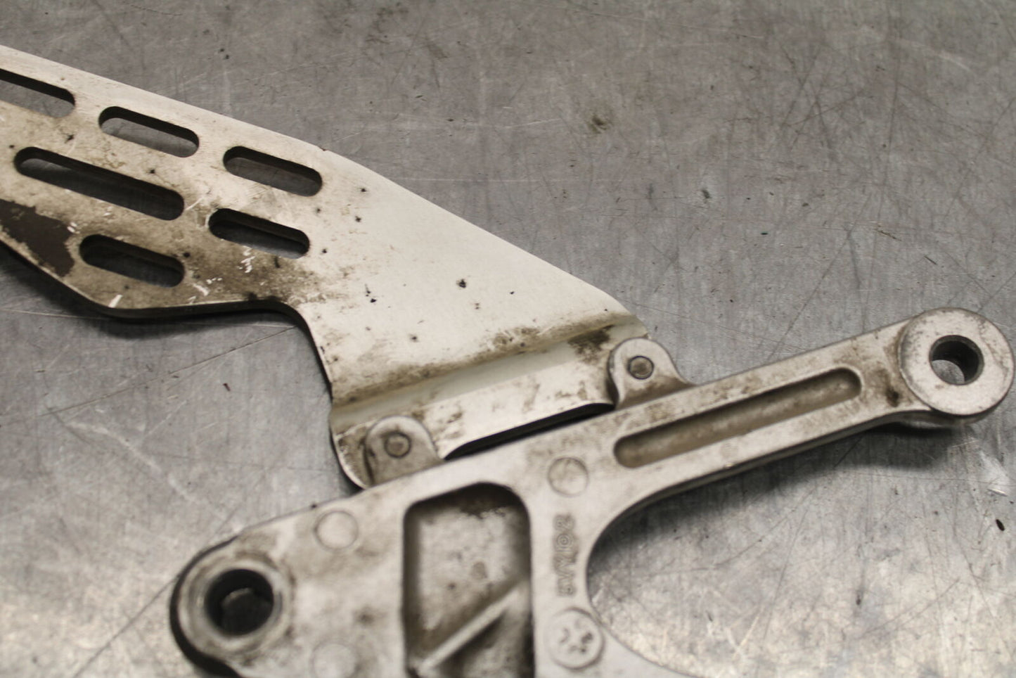 07-08 YAMAHA YZF R1 LEFT REARSET REAR SET DRIVER FOOT PEG BRACKET MOUNT BB724