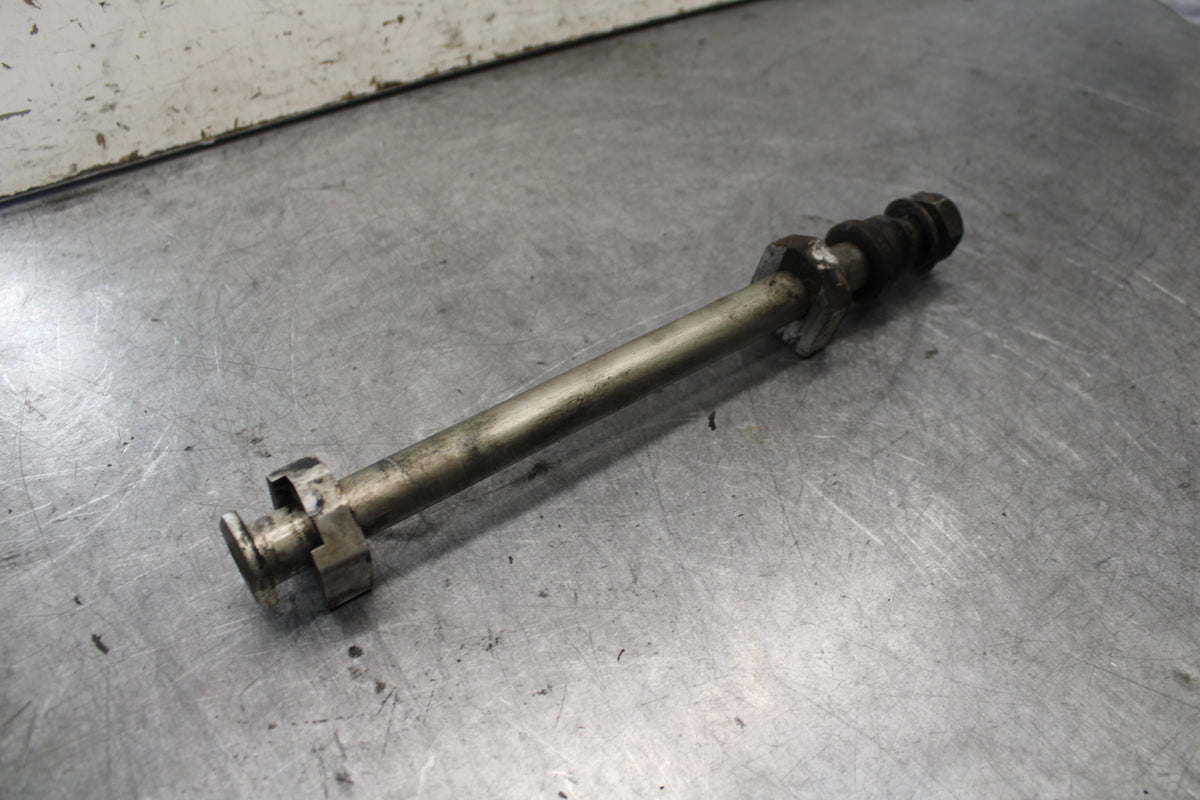 07-08 TRIUMPH DAYTONA 675 REAR AXLE BACK WHEEL RIM PIVOT BOLT AXEL BB685