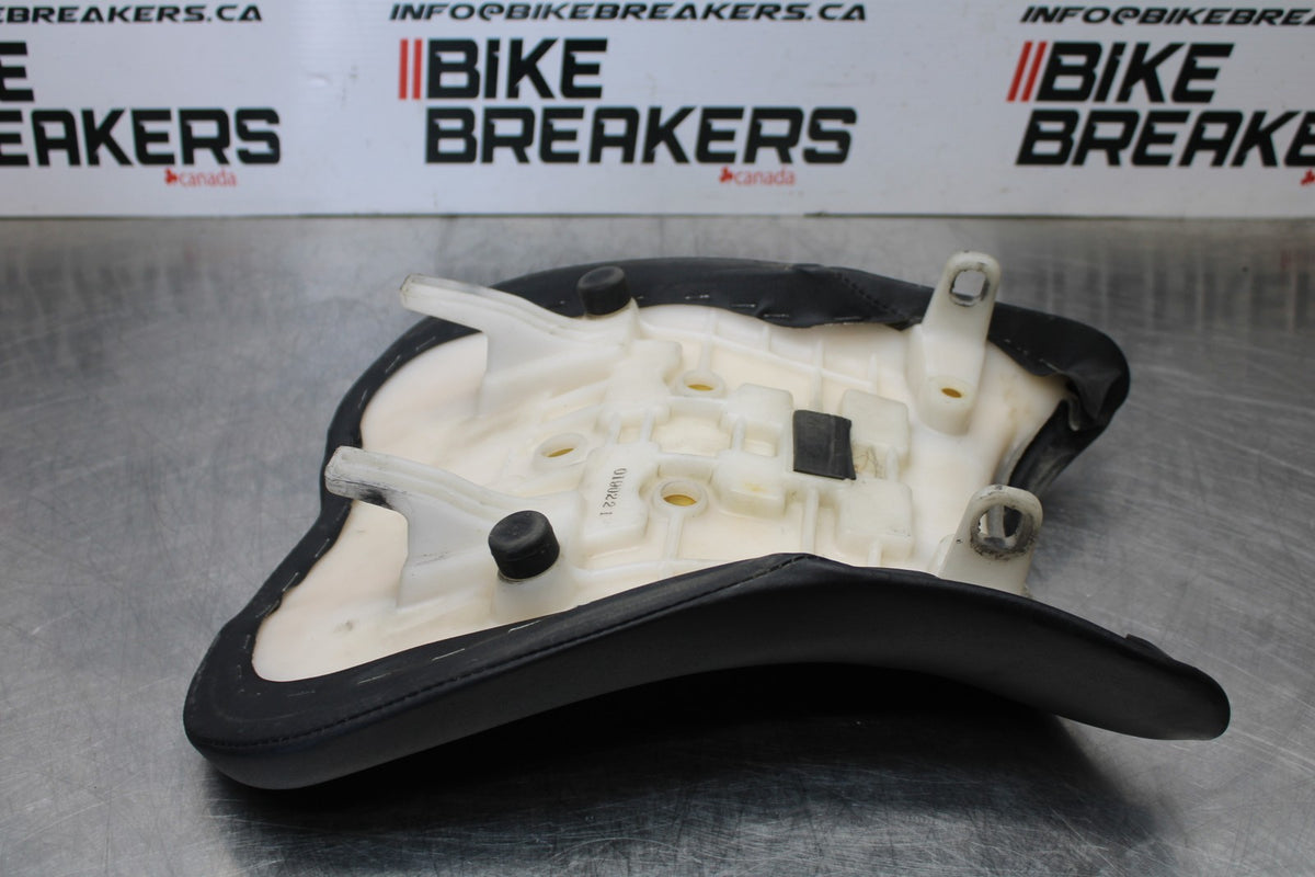06-07 SUZUKI GSXR 600 FRONT DRIVERS SEAT PAD SADDLE PILLION BB178