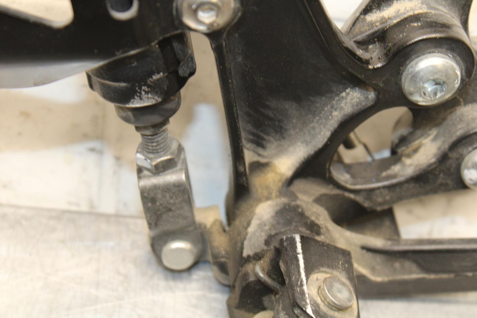 2017 Suzuki GSXR600 RIGHT REARSET REAR SET DRIVER FOOT PEG REST STOP BB598