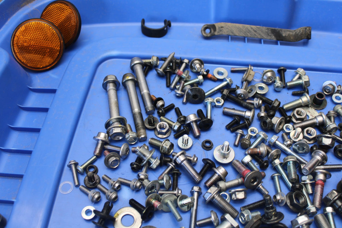25 KAWASAKI Z900 MOUNTING BOLTS HARDWARE SCREWS BB928