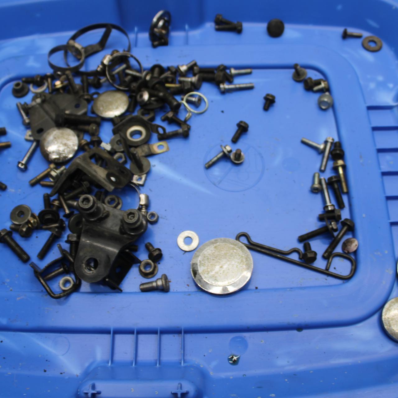 00-01 KAWASAKI ZZR600 LEFTOVER MOUNTING BOLTS HARDWARE MOTOR SCREWS BB31