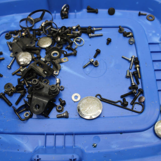 00-01 KAWASAKI ZZR600 LEFTOVER MOUNTING BOLTS HARDWARE MOTOR SCREWS BB31