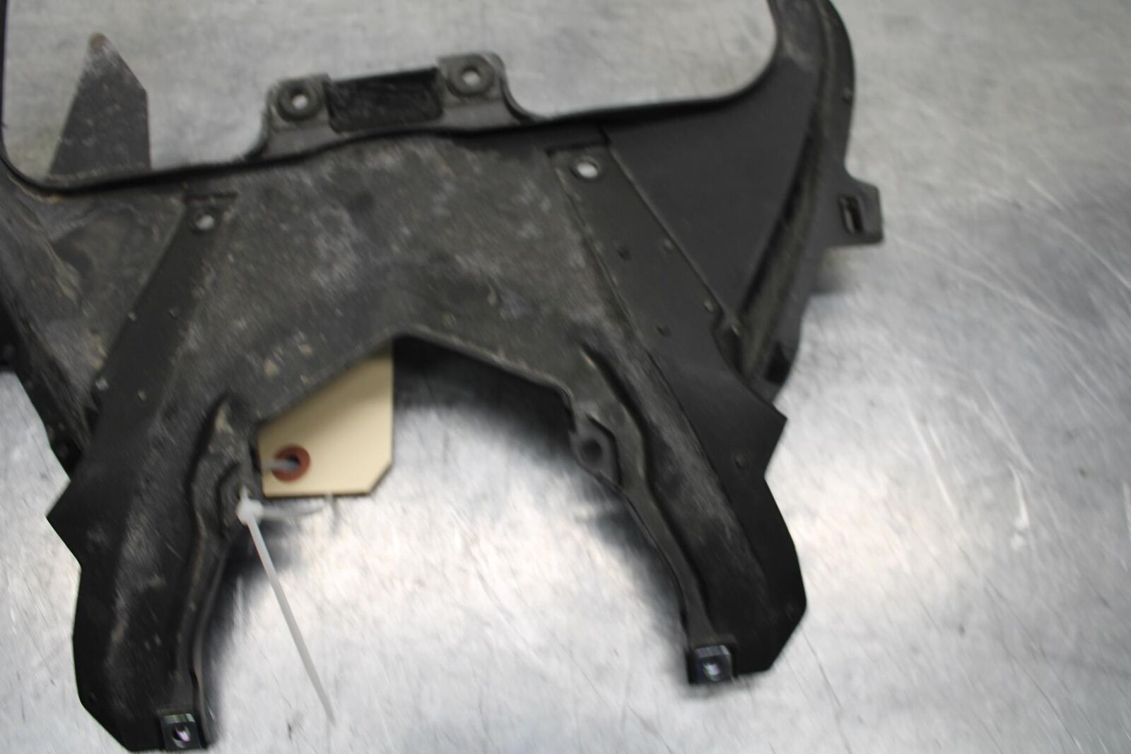 23 KAWASAKI NINJA ZX6R 636 CENTER REAR BACK TAIL FAIRING COVER TRIM COWL BB609