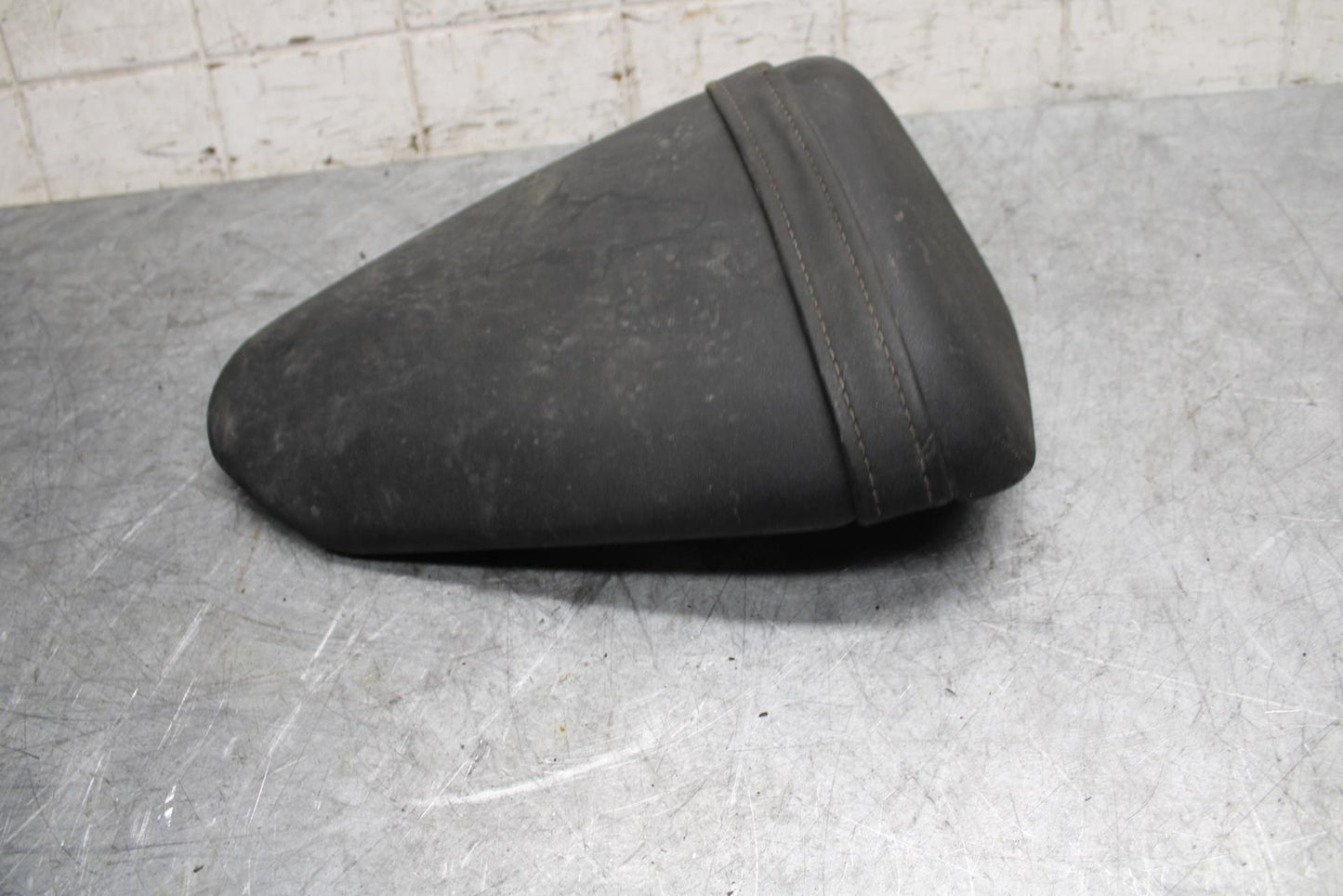 2009 Kawasaki Ninja ZX6R ZX600R REAR BACK PASSENGER TANDEM SEAT PAD SADDLE BB538
