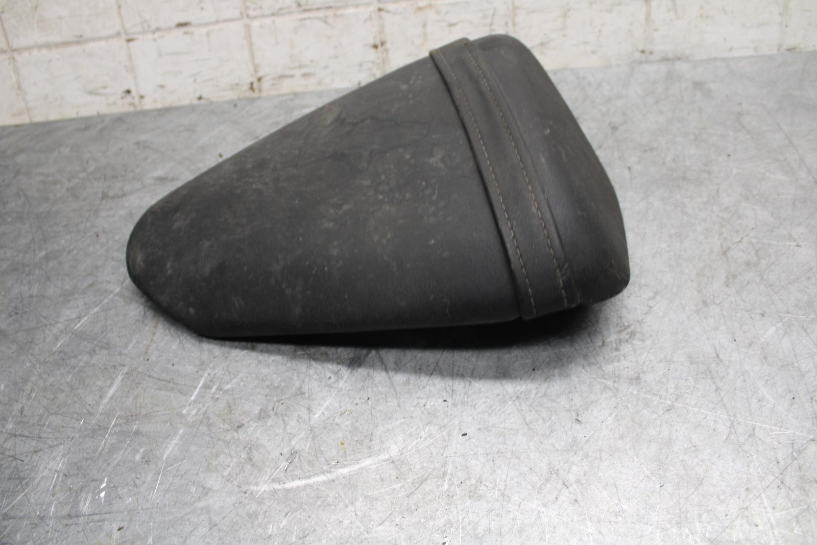 2009 Kawasaki Ninja ZX6R ZX600R REAR BACK PASSENGER TANDEM SEAT PAD SADDLE BB538