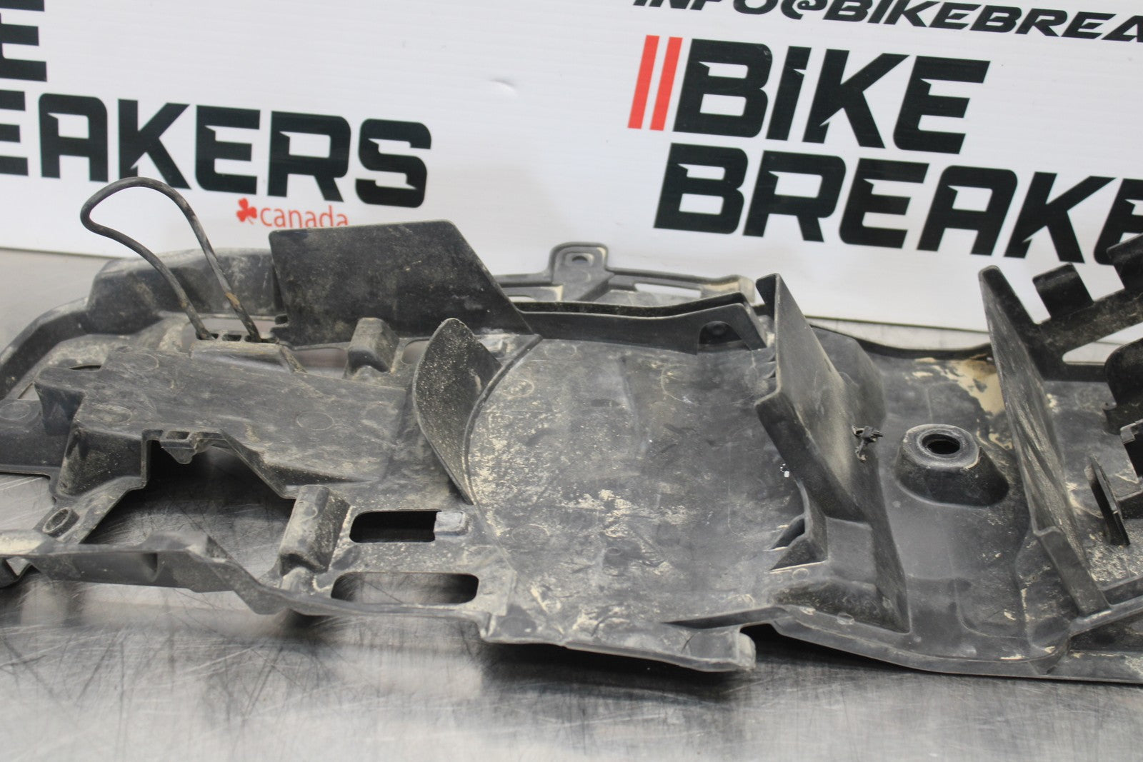 11-22 SUZUKI GSXR 600  REAR BACK TAIL UNDERTAIL BATTERY TRAY PLASTIC BB193