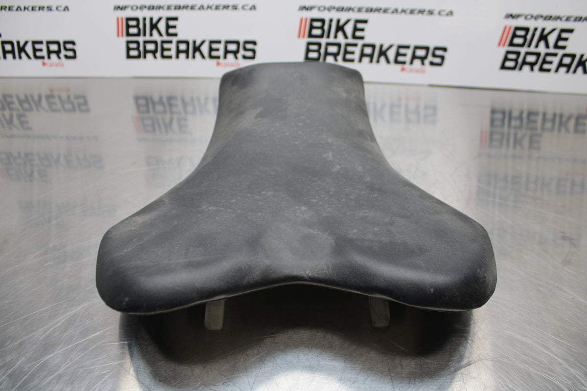 11 SUZUKI GSXR1000 FRONT DRIVERS SEAT PAD SADDLE PILLION BB142
