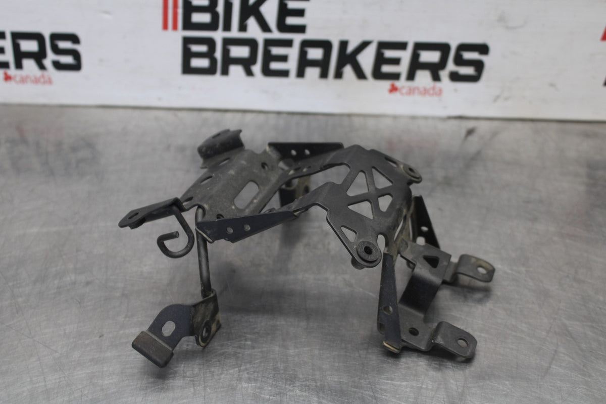 25 KAWASAKI Z900 UPPER FAIRING GAUGES STAY BRACKET BB928