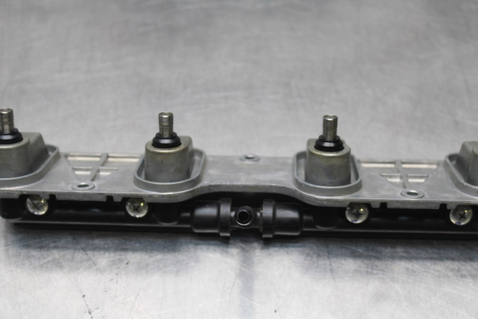 08 KAWASAKI NINJA ZX10R SECONDARY FUEL INJECTORS TOP AIRBOX GAS RAIL BB201