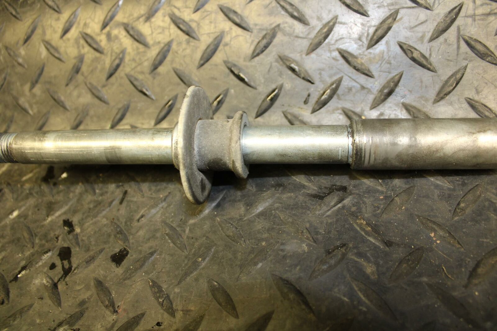 05-06 SUZUKI KATANA 750 GSX750F FRONT WHEEL RIM AXLE PIVOT BOLT bb166