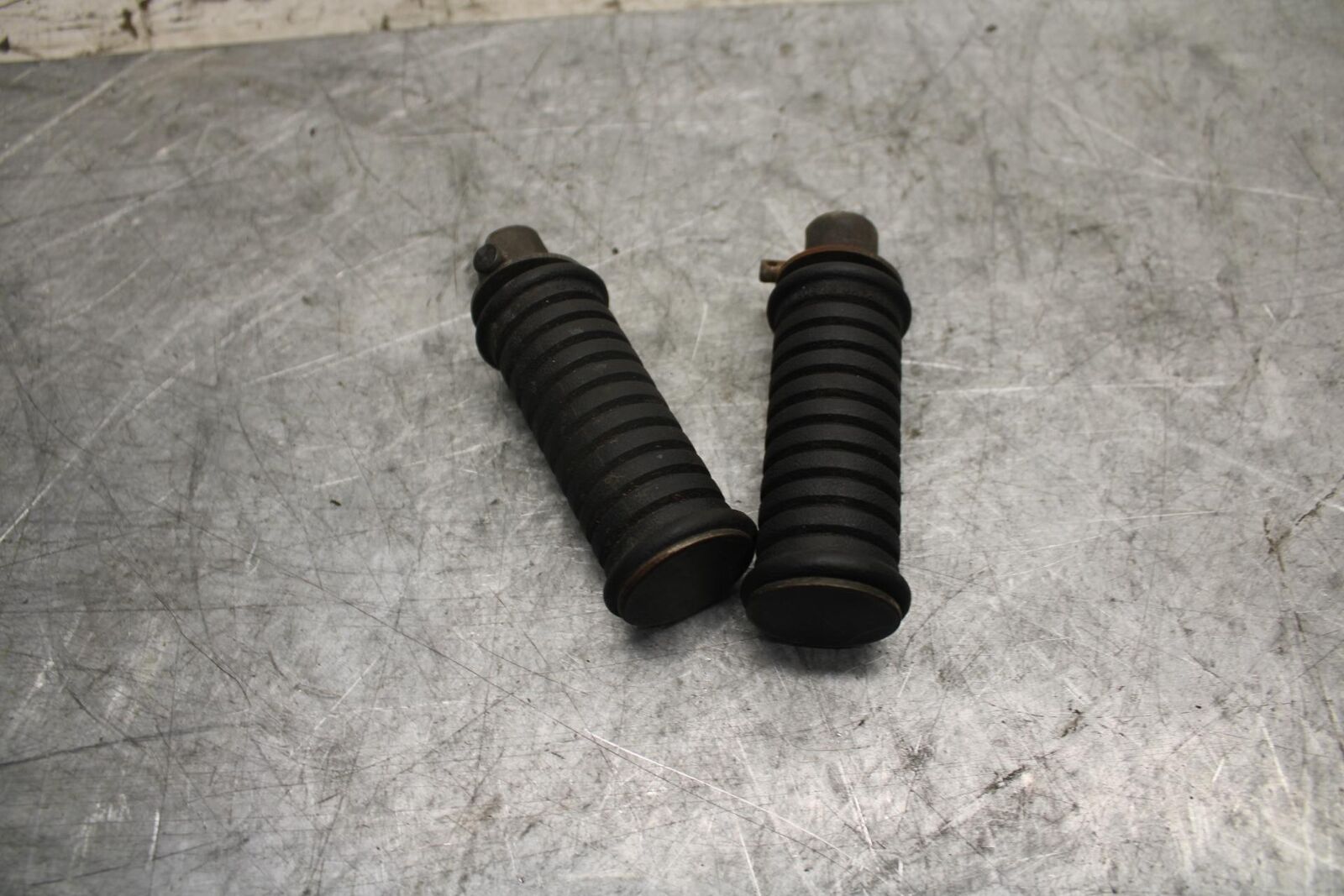 1982 Suzuki GS450L REAR PASSENGER FOOT STEP PEG BB52