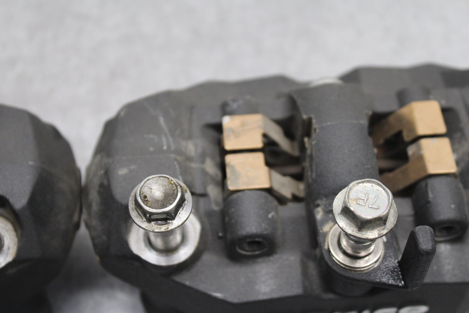 09 SUZUKI GSXR600 RIGHT LEFT FRONT BRAKE CALIPER SET PAIR CALIPERS BB759