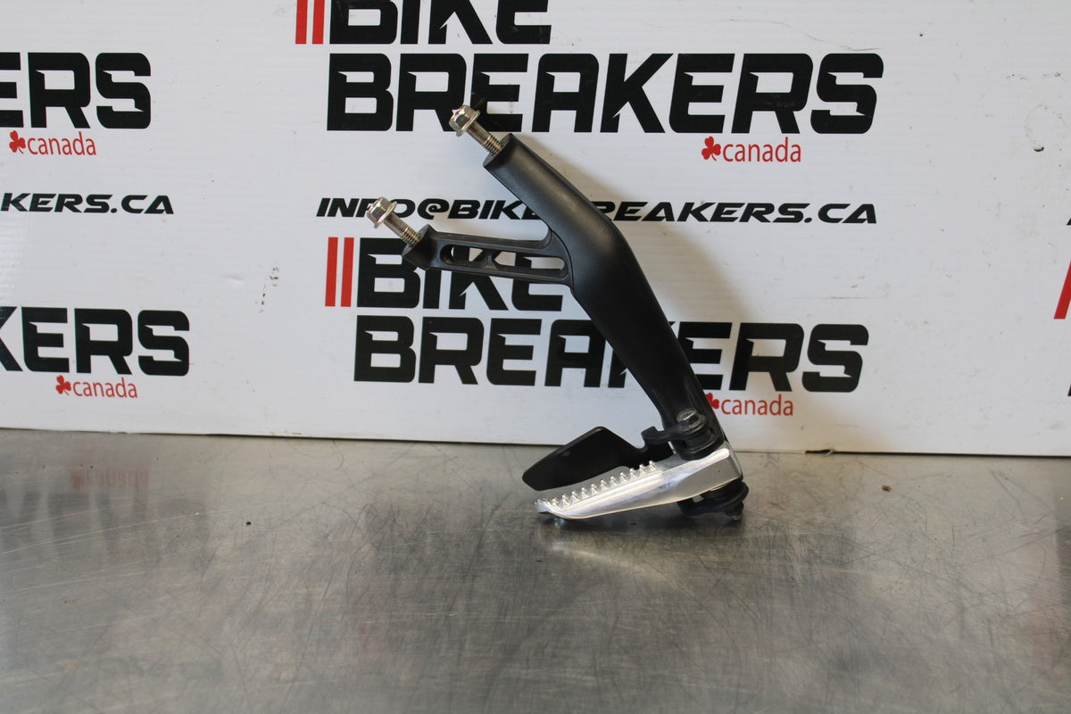 22-25 YAMAHA YZF R7 RIGHT REAR BACK PASSENGER PEG BB176