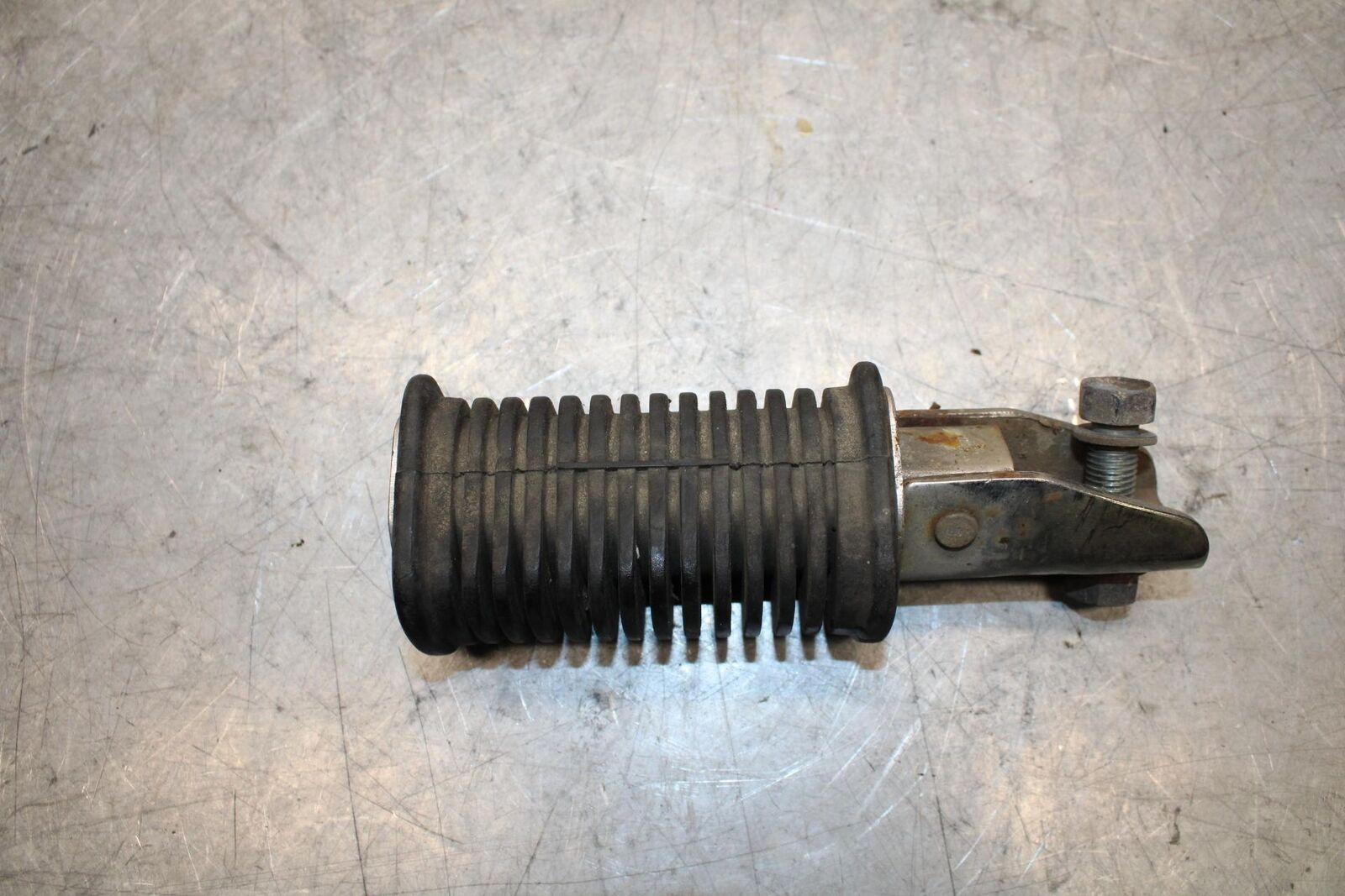 1982 Suzuki GS1100ES REAR BACK PASSENGER PEG SET PAIR BB55