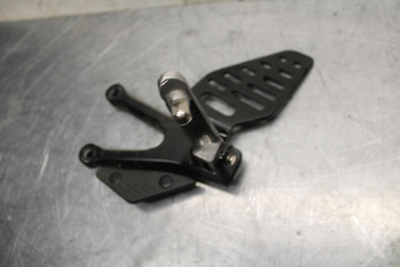 08-16 YAMAHA YZF R6 LEFT REARSET REAR SET DRIVER FOOT PEG BRACKET MOUNT BB465