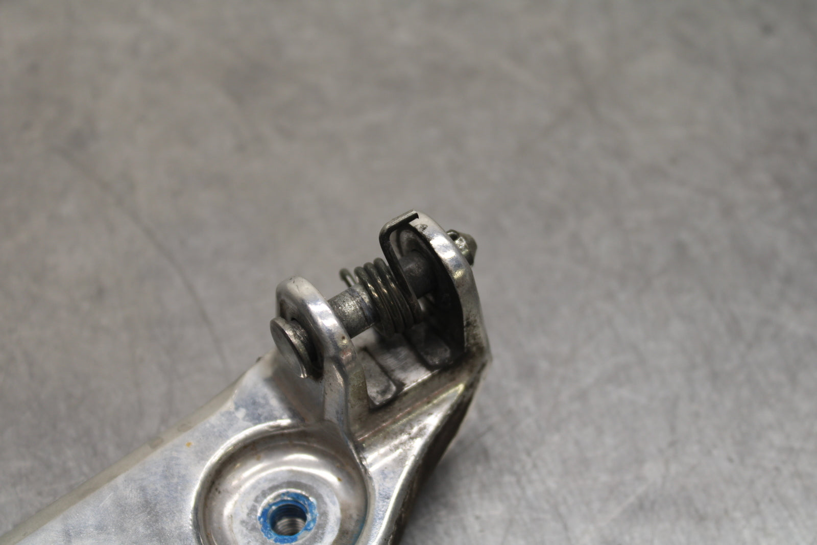 03-05 YAMAHA YZF R6  LEFT REARSET REAR SET DRIVER FOOT PEG BRACKET MOUNT BB132