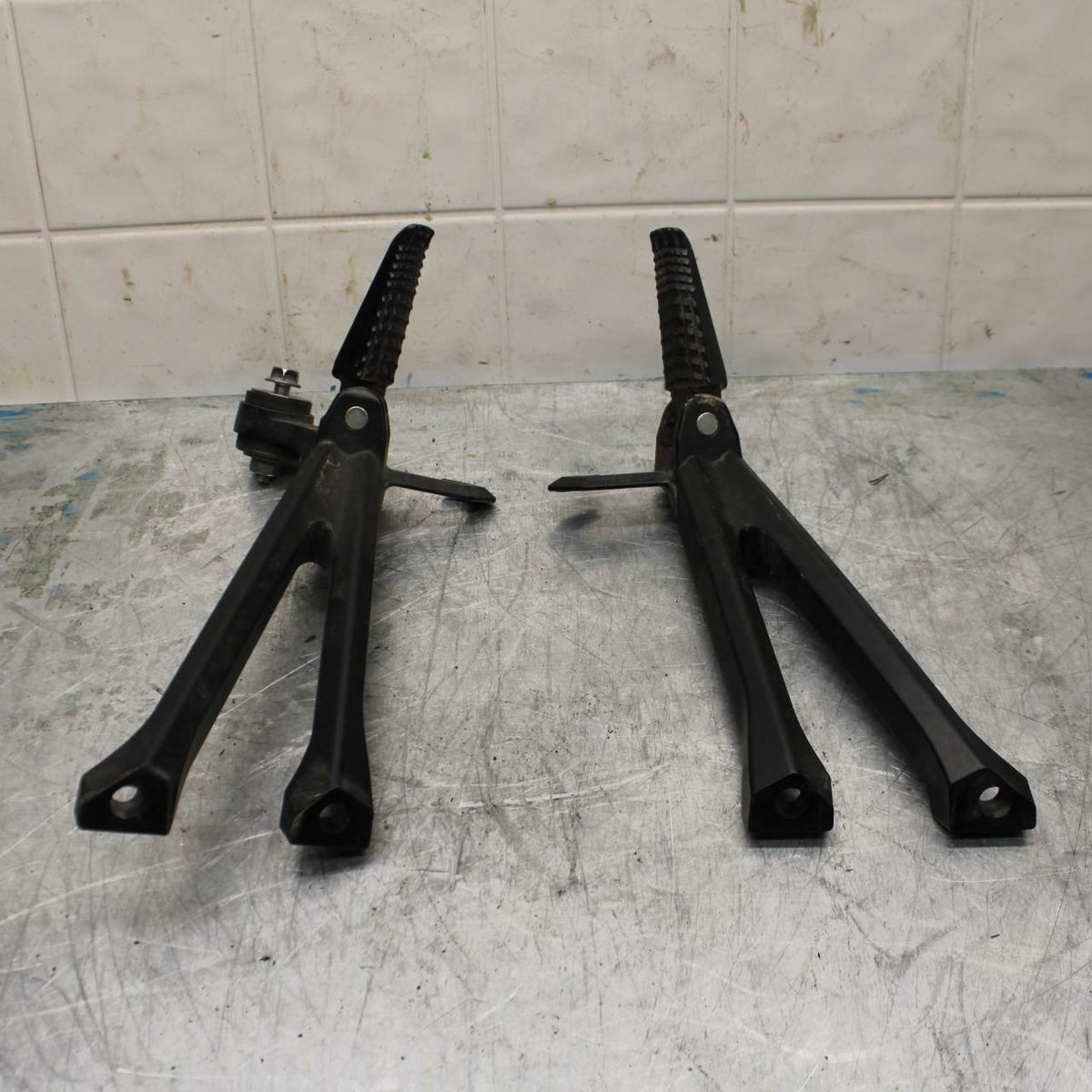 15-21 SUZUKI GSXR600 REAR BACK PASSENGER PEG SET PAIR BB418