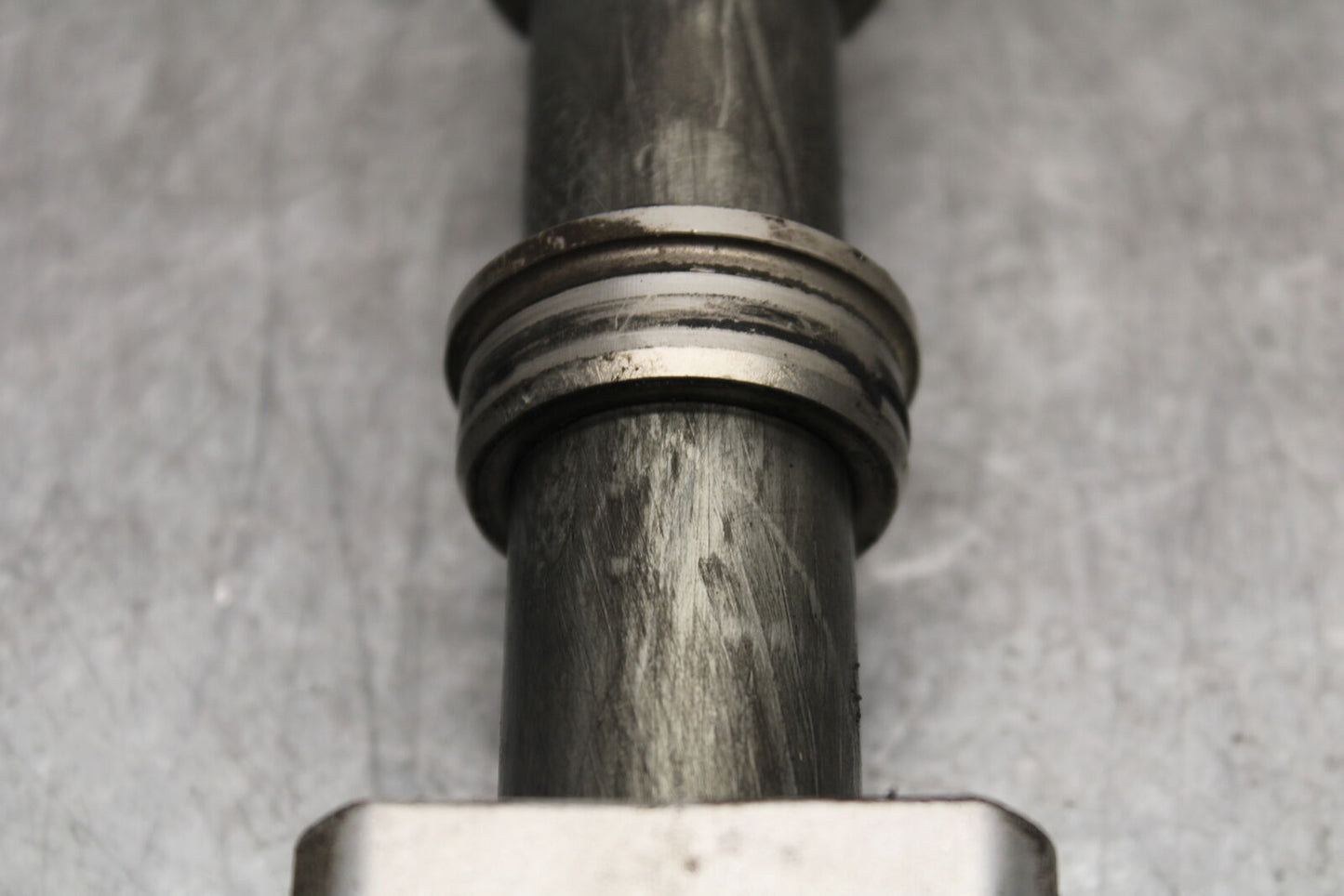 05-06 SUZUKI GSXR1000 REAR AXLE BACK WHEEL RIM PIVOT BOLT AXEL 64711-33E30 BB663