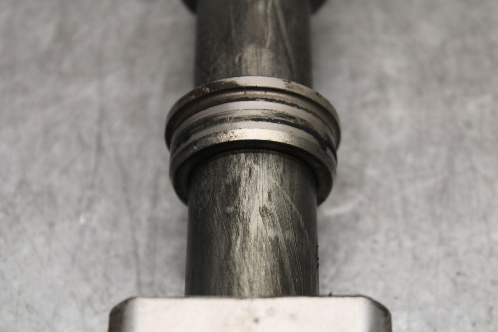 05-06 SUZUKI GSXR1000 REAR AXLE BACK WHEEL RIM PIVOT BOLT AXEL 64711-33E30 BB663