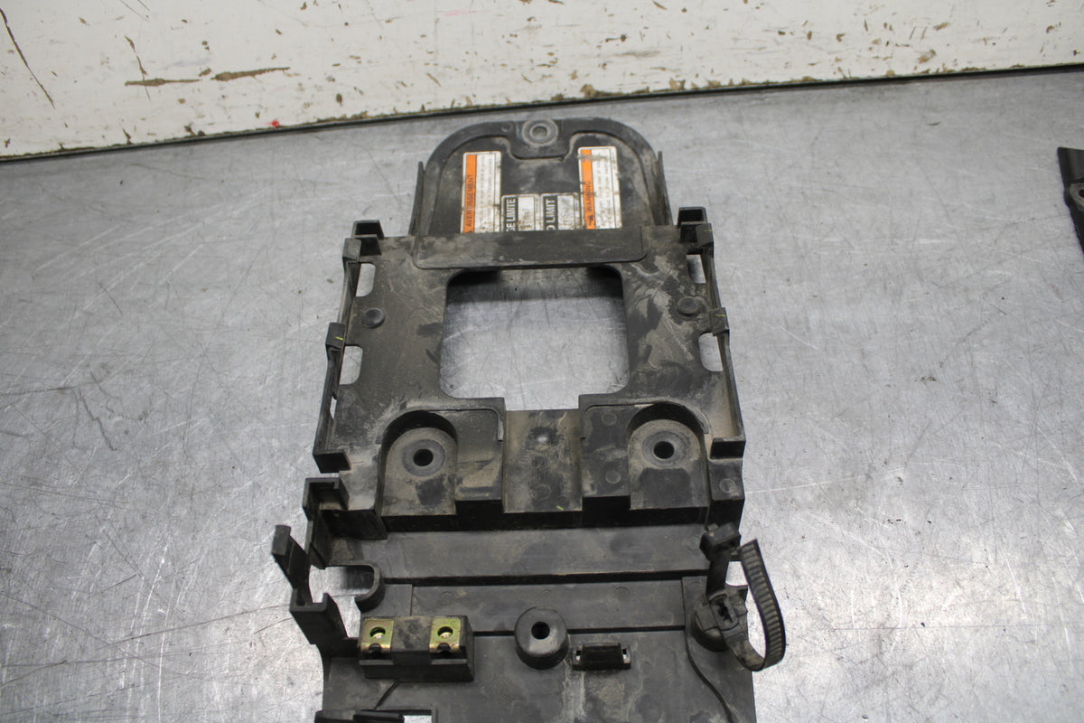 06 YAMAHA YZF R6 REAR BACK TAIL UNDERTAIL BATTERY TRAY PLASTIC BB716