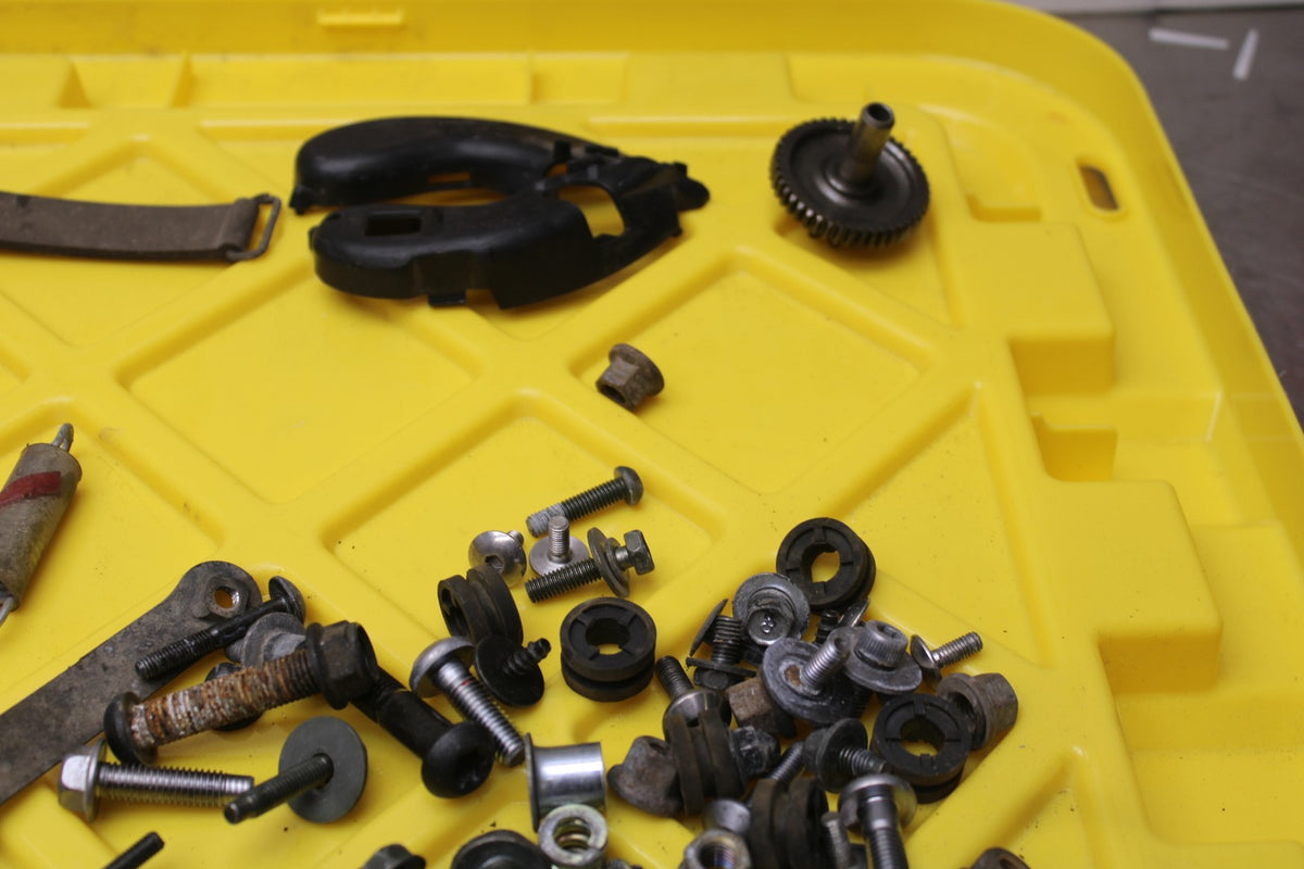 05 YAMAHA YZF R6 MOUNTING BOLTS HARDWARE MOTOR SCREWS BB858
