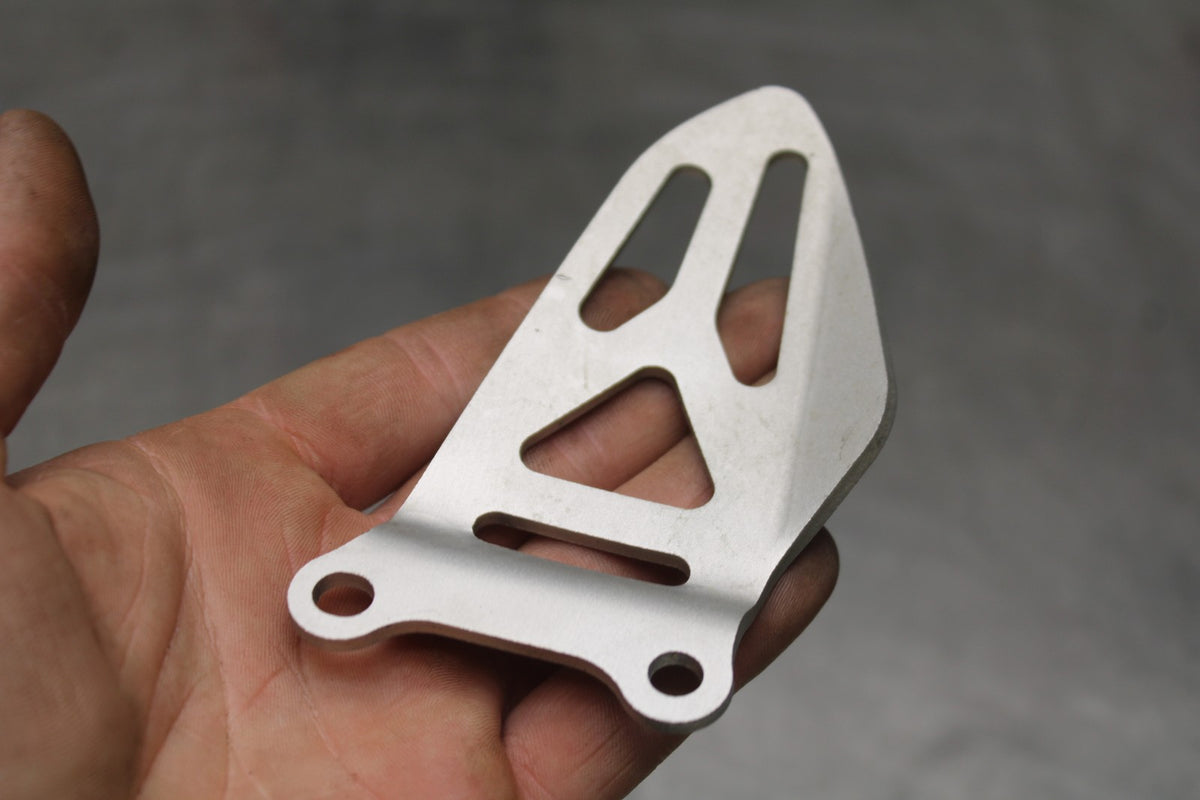 11-24 SUZUKI GSXR750 RIGHT REARSET REAR SET HEEL GUARD COVER  BB810