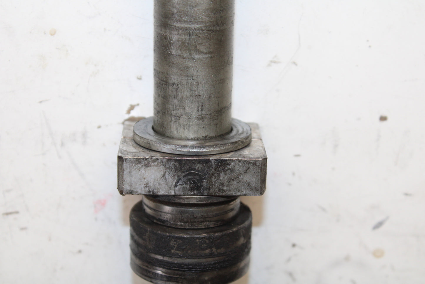 16 KAWASAKI NINJA ZX10R REAR AXLE BACK WHEEL RIM BOLT AXEL 41068-0613 BB650