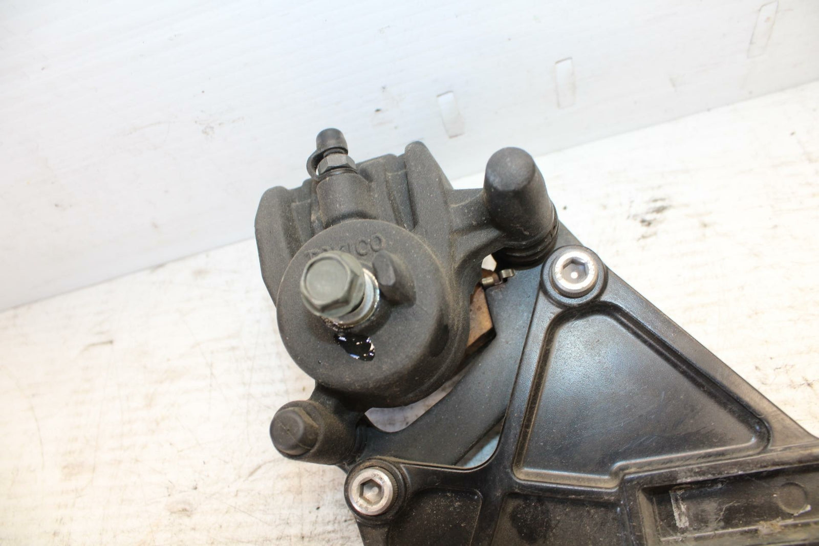 07-09 KAWASAKI VERSYS 650 REAR BACK BRAKE CALIPER W MOUNT BRACKET BB302