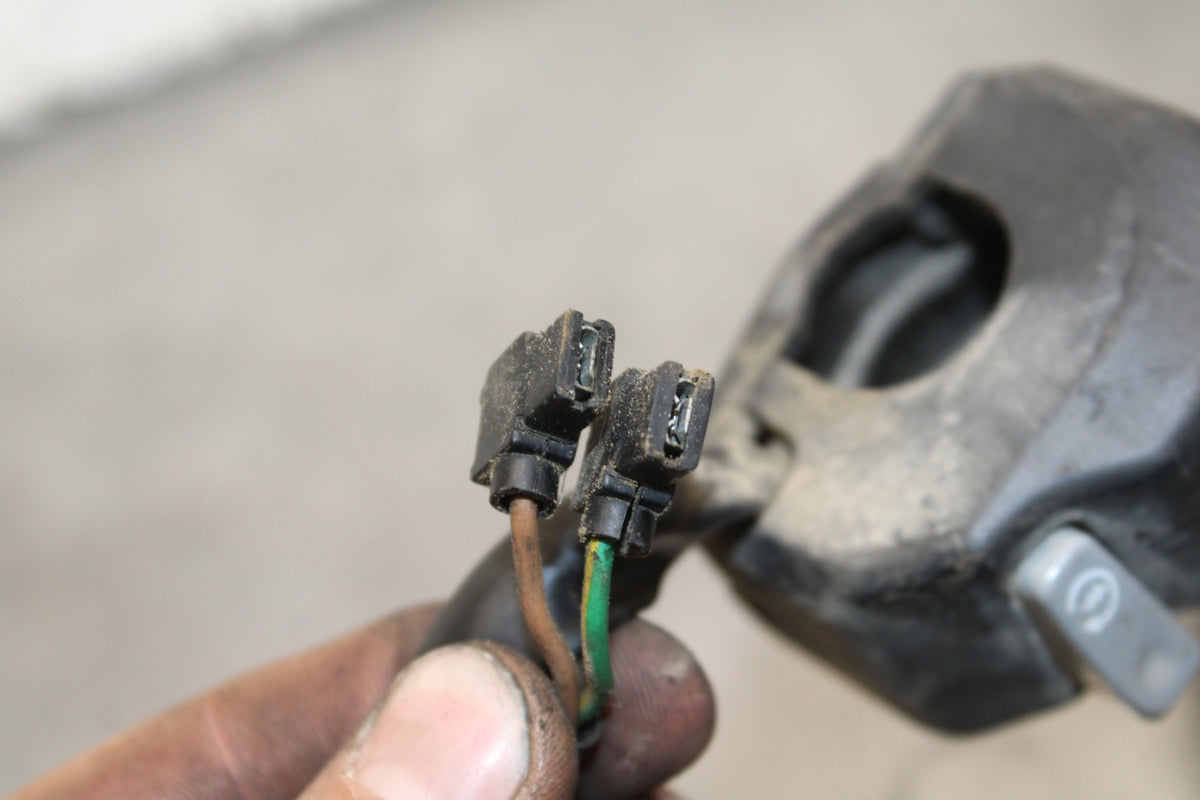 07-08 YAMAHA YZF R1 RIGHT CLIP ON HANDLE KILL OFF START SWITCH SWITCHES BB724