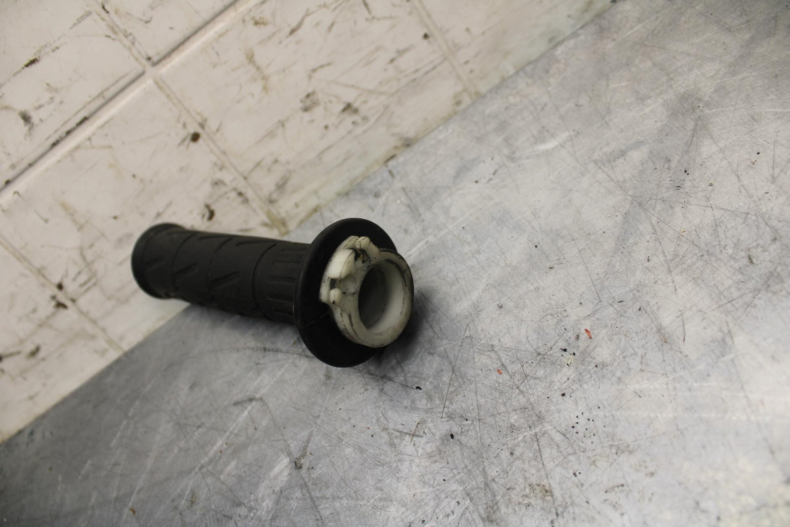 03 KAWASAKI ZX12R RIGHT THROTTLE GRIP BB472