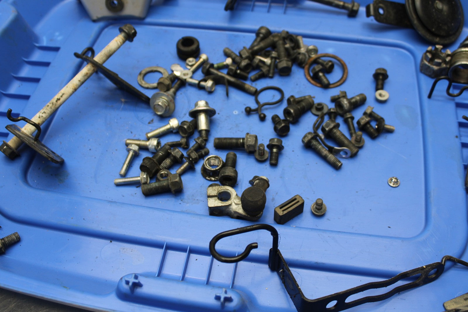 08 KAWASAKI VULCAN 900 MOUNTING BOLTS HARDWARE MOTOR SCREWS BB184