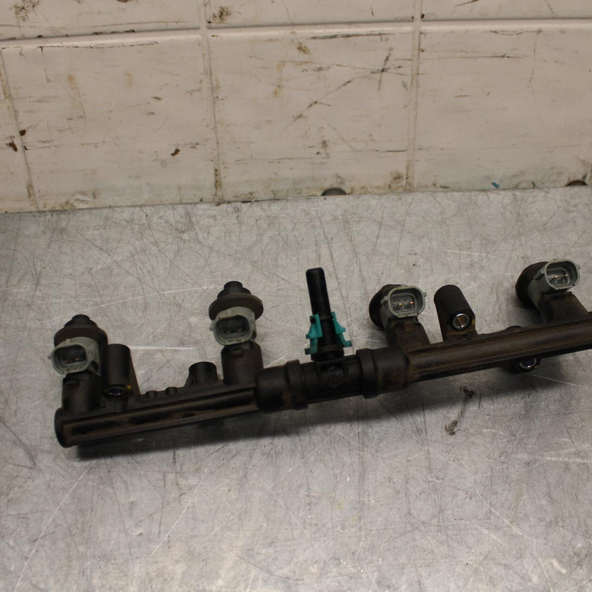 09-12 HONDA CBR600RR SECONDARY FUEL INJECTORS TOP AIRBOX GAS RAIL BB450